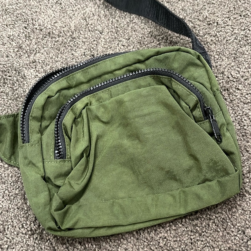 baggu fanny pack - bay laurel (dark green)